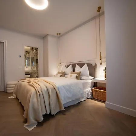 Corti - 1 Min Walk To And Parking