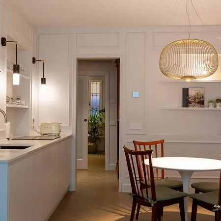 Corti - 1 Min Walk To And Parking Apartment